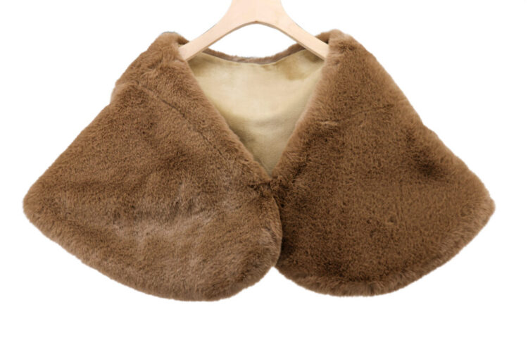 8909 - Flapper faux fur cape - Image 19