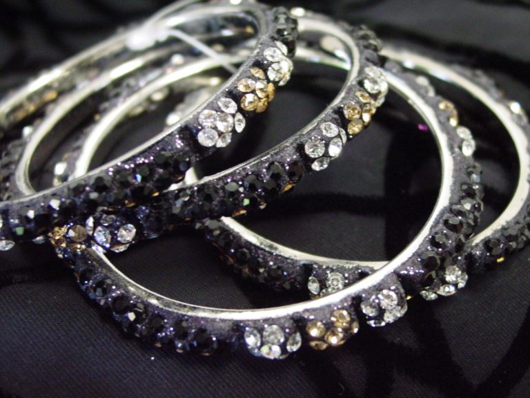 40413 - Cubical Shaped Rhinestone Bangle - Image 3