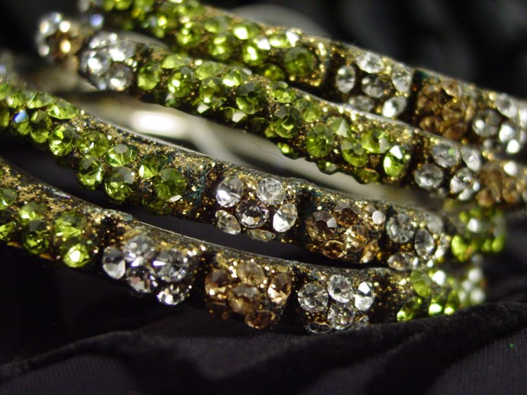 40413 - Cubical Shaped Rhinestone Bangle - Image 9