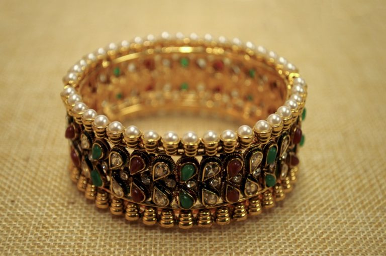 68866 - Bangle Pearl with Hinges - Gold - Image 3