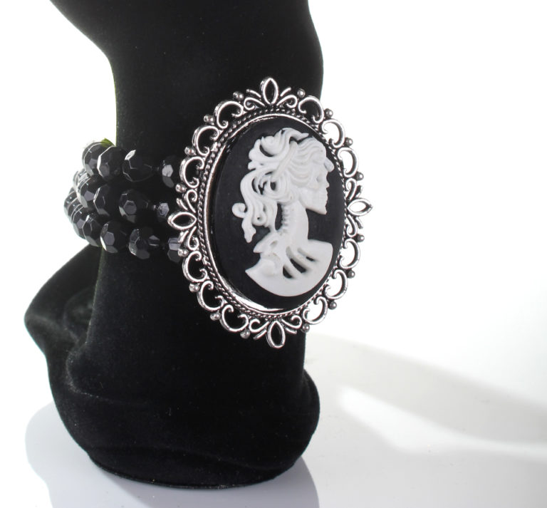69015 - Bracelet with Beads and Cameo - Image 2