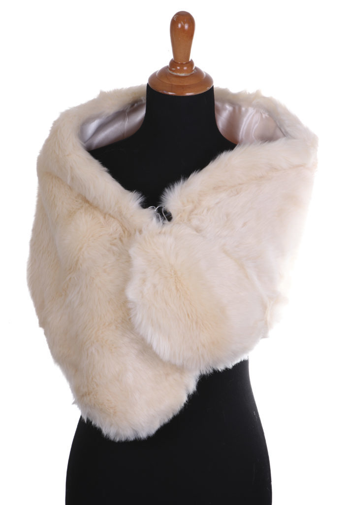 8909 - Flapper faux fur cape - Image 14