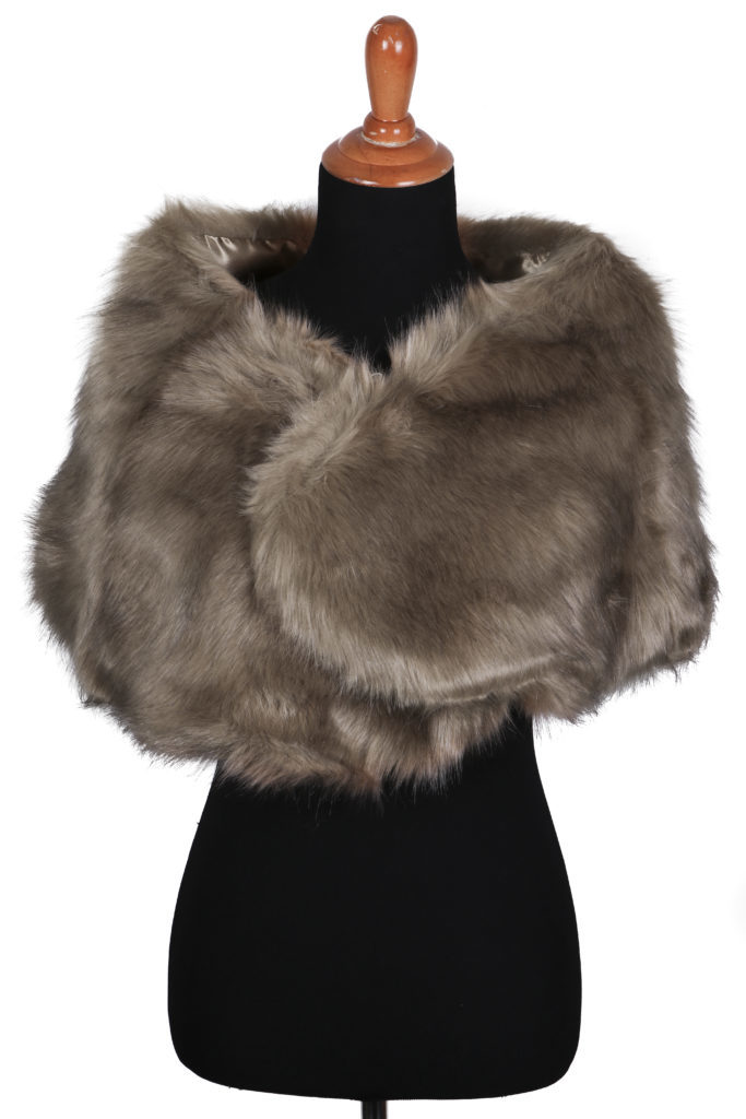 8909 - Flapper faux fur cape - Image 12