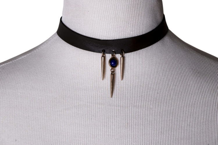 M03725 - Leatherette Choker with Spike - Image 4