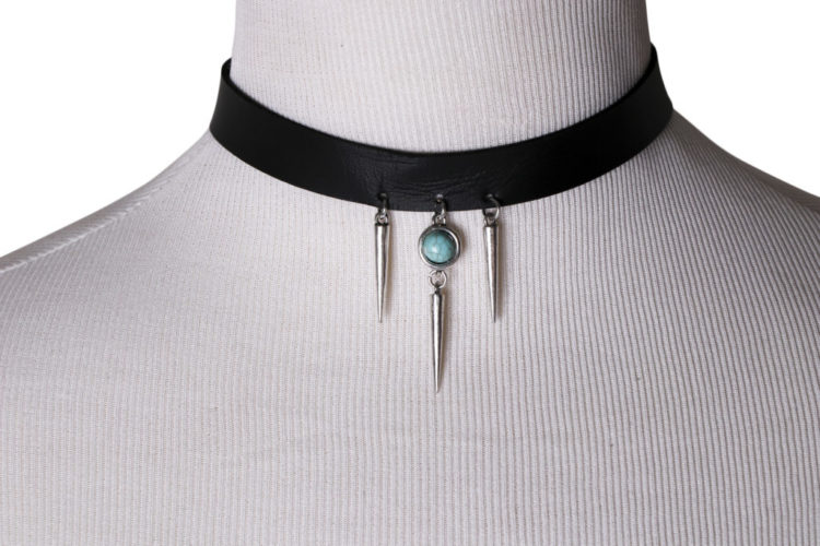 M03725 - Leatherette Choker with Spike - Image 5