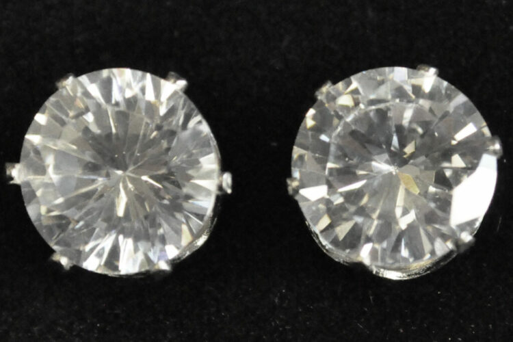 20372 - RD CZ Stud - acrylic boxed (12mm /4 CT)