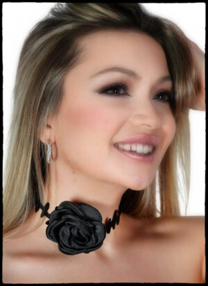 68673 - Black Thorn rose choker